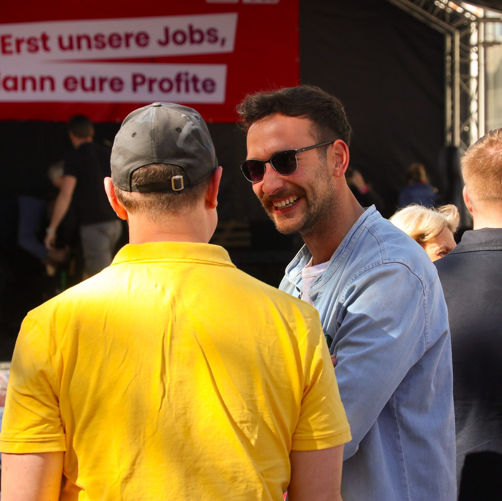 Landtagskandidat Simon Skibitzki spricht mit einer anderen Person - Themenbild Spenden